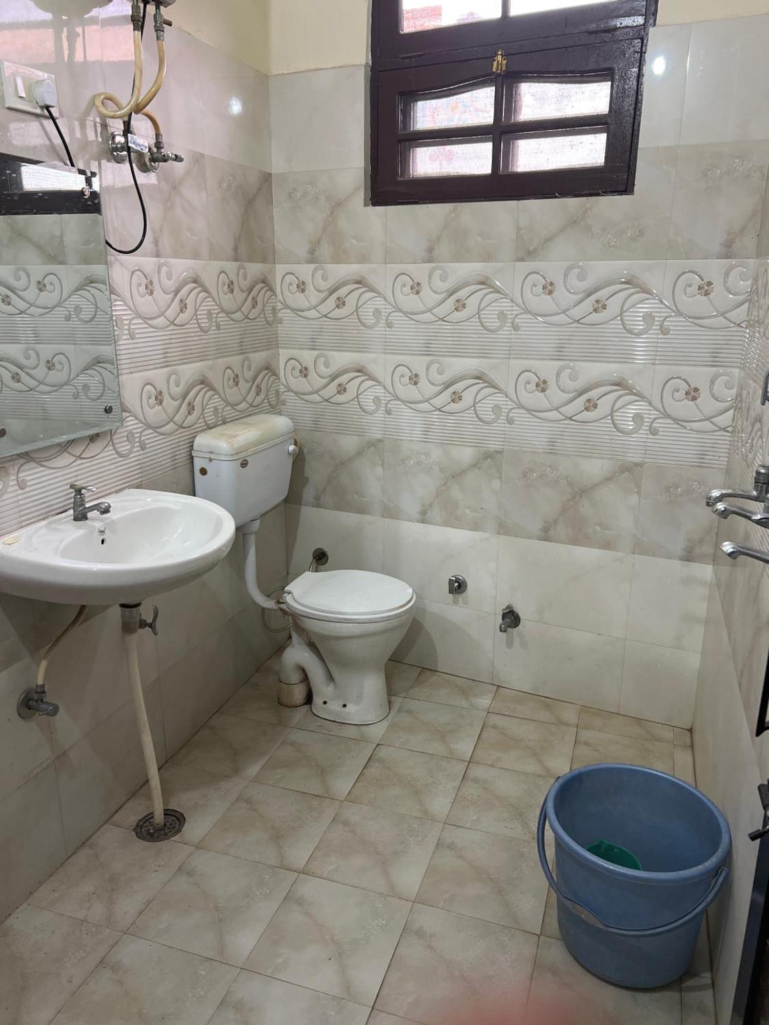 Raja Guest House -- Jalandhar Railway Station -- For Family, Couples, Travellers Exterior foto